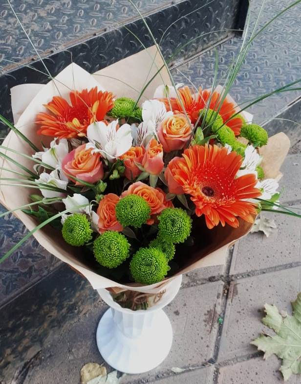 Букет цветов из: Герберы, Хризантемы, Альстромерии и Розы в Соль-Илецке
