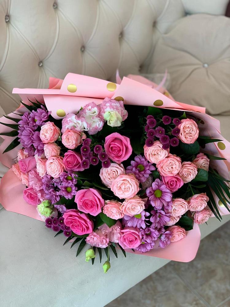 Букет цветов из: Хризантемы, Розы и Лизиантусы в Соль-Илецке