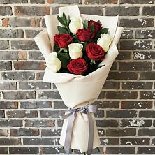 Букет красно-белые розы в Соль-Илецке Букет цветов из:  Розы в Соль-Илецке