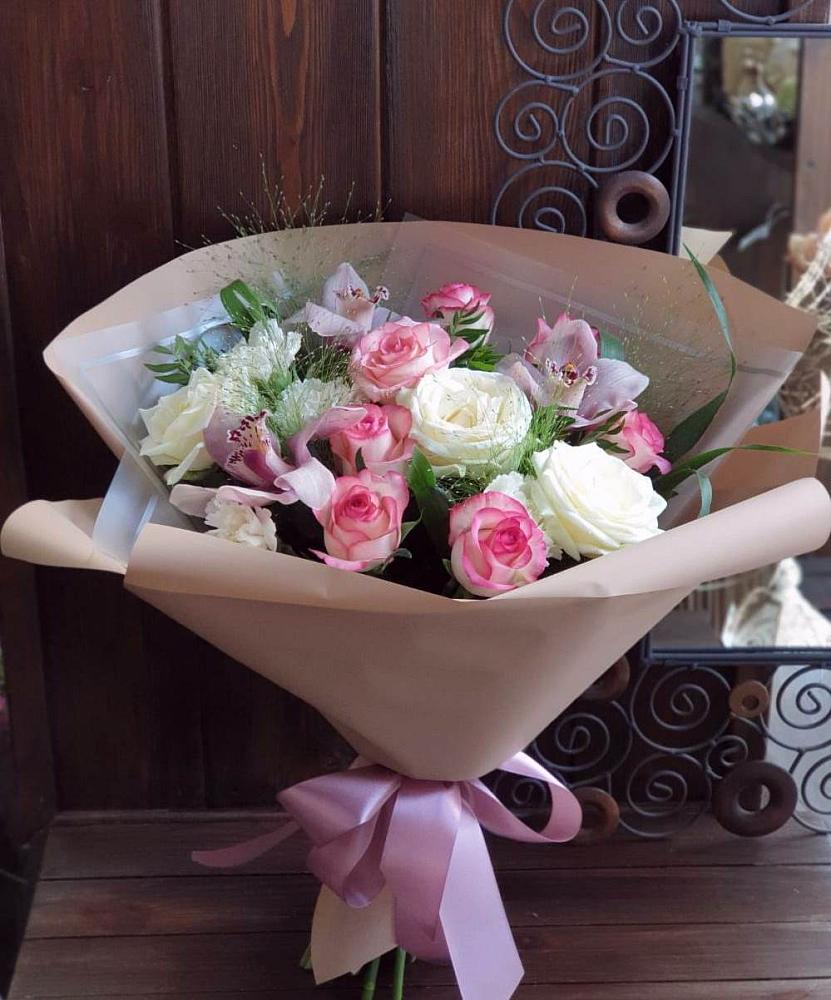 Букет цветов из: Гвоздики, Орхидеи, Розы и Хризантемы в Соль-Илецке