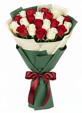 Букет Микс из красных и белых роз в Соль-Илецке