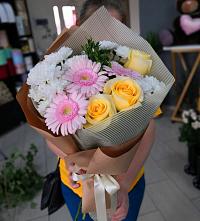 Букет цветов из:  Герберы, Розы и Хризантемы в Соль-Илецке