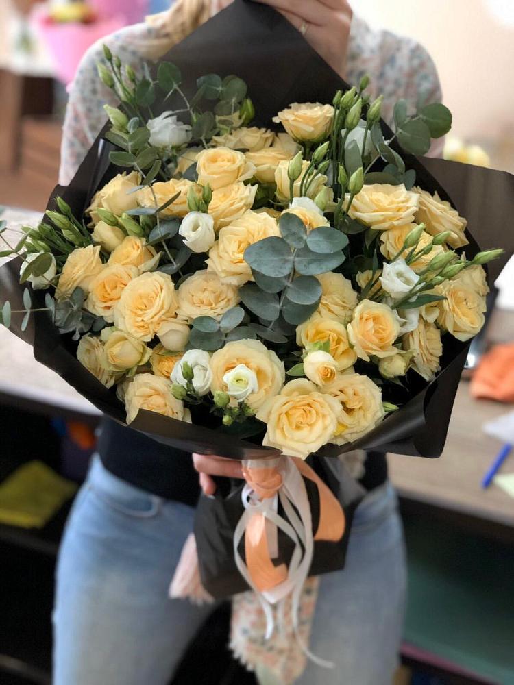 Букет цветов из: Розы и Лизиантусы в Соль-Илецке