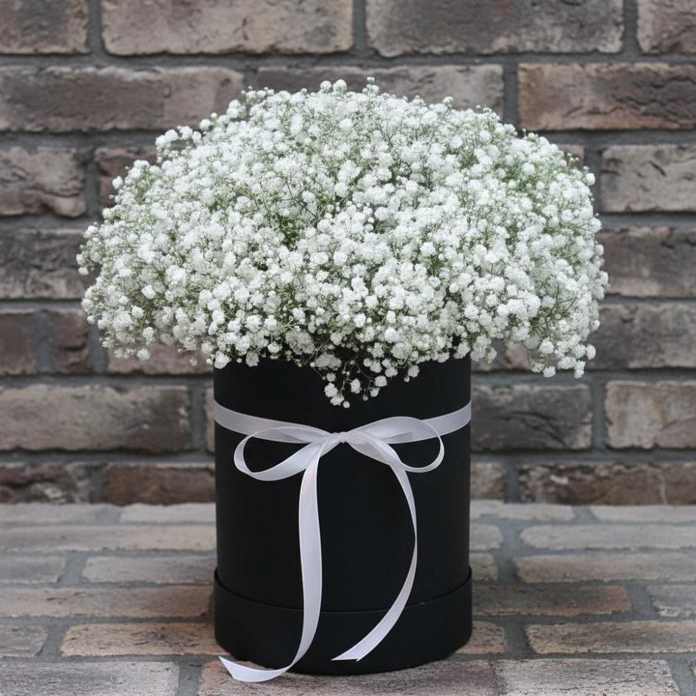 Цветочная композиция из Гипсофила в шляпной коробке в Соль-Илецке