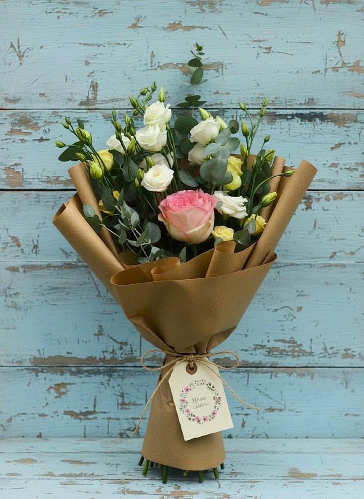 Букет цветов из: Розы и Лизиантусы в Соль-Илецке