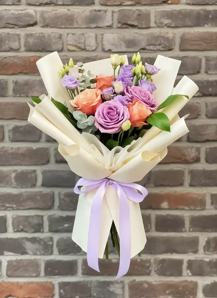 Букет цветочные ноты в Соль-Илецке Букет цветов из: Лизиантусы и Розы в Соль-Илецке