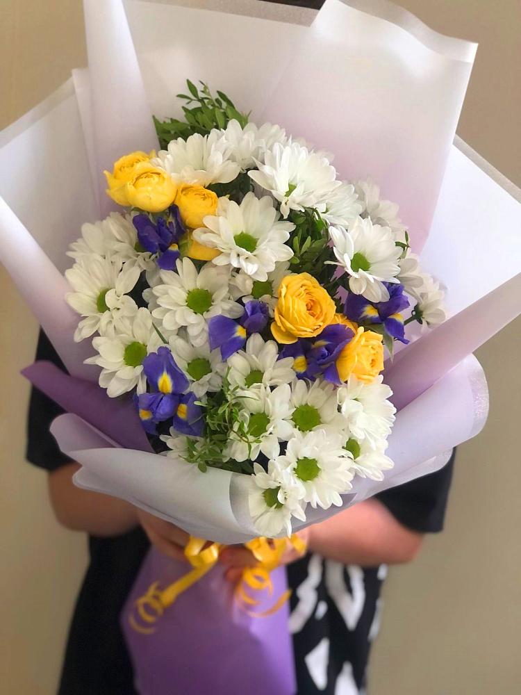 Букет цветов из: Ирисы, Хризантемы и Розы в Соль-Илецке