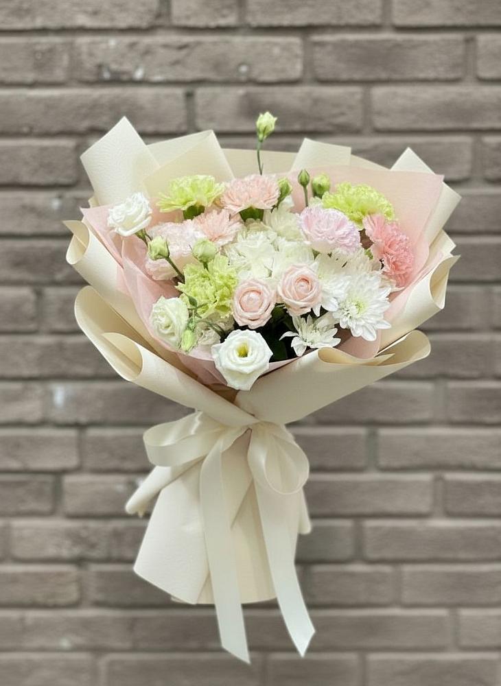 Букет Трепет мечты в Соль-Илецке Букет цветов из: Гвоздики, Розы, Лизиантусы и Хризантемы в Соль-Илецке