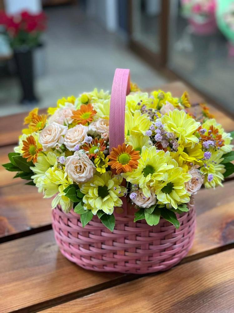 Цветочная композиция из Хризантемы и Розы в корзине в Соль-Илецке