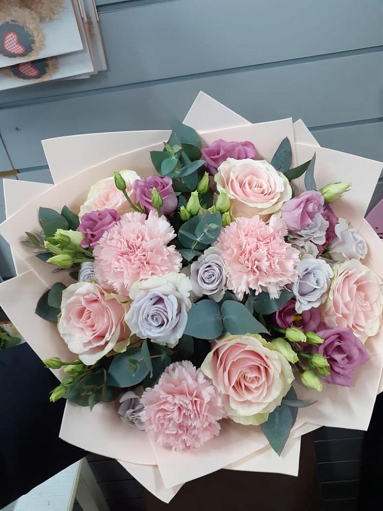 Букет обаятельный в Соль-Илецке Букет цветов из: Розы, Гвоздики и Лизиантусы в Соль-Илецке