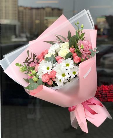 Букет цветов из: Розы, Лизиантусы и Хризантемы в Соль-Илецке
