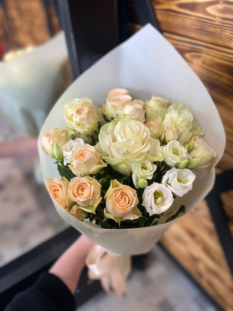 Букет цветов из: Розы и Лизиантусы в Соль-Илецке